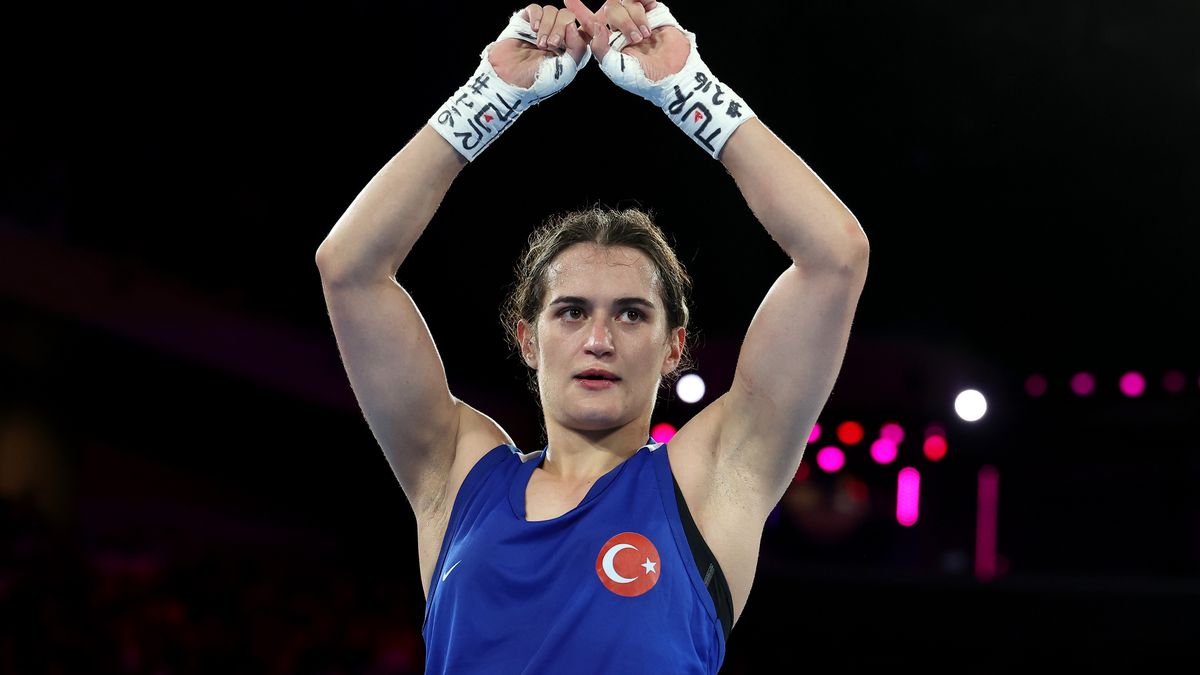 Esra Yildiz po walce wykonał znak X.