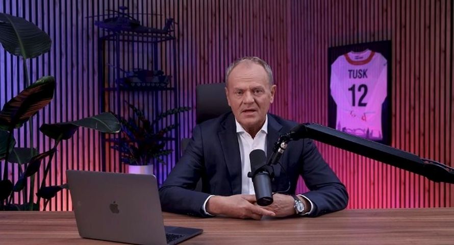 Donald Tusk nagrywa jak podcaster. Czy premier buduje własny program przed wyborami?