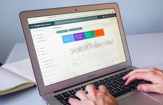 AI zmienia krajobraz internetu. Tak boty zastępują "ludzki" ruch na stronach