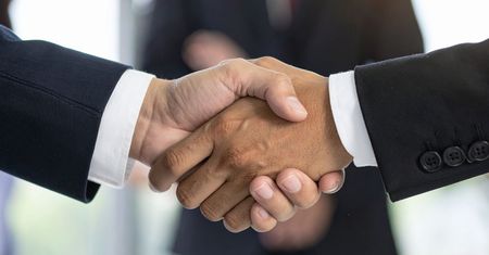 Łódzki biznesmen w sidłach CBA: zataił sprzedaż nieruchomości i uszczuplił Skarb Państwa o miliony