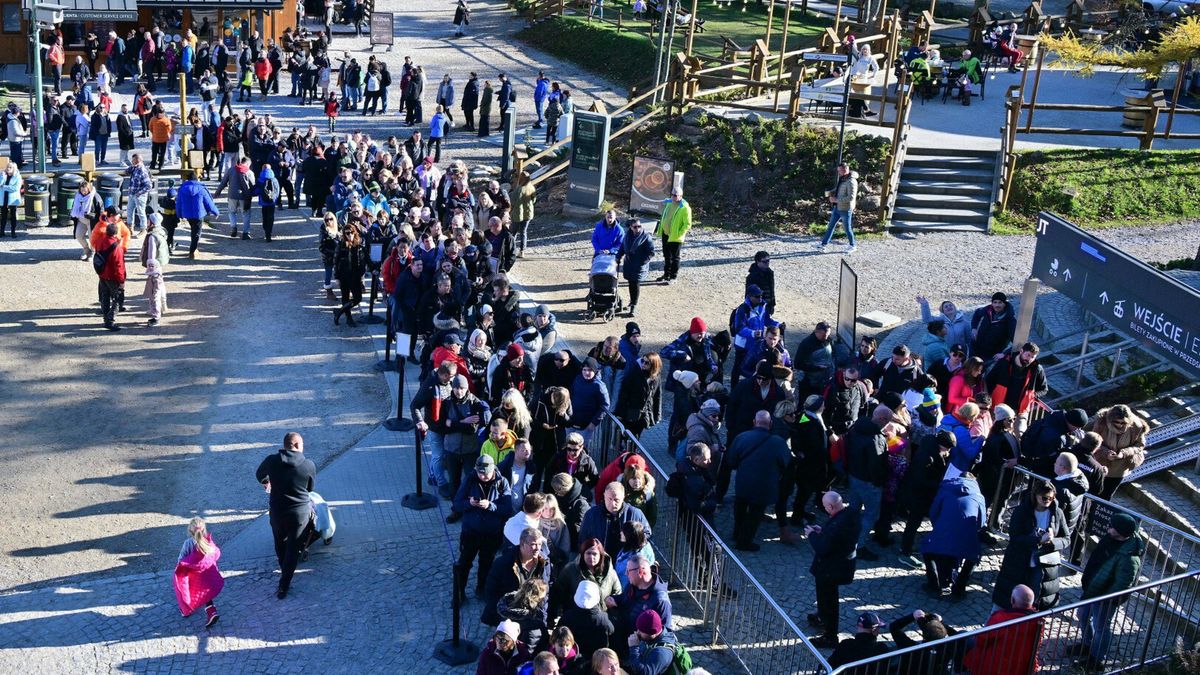 Tłum chętnych do kolejki na Kasprowy Wierch - zdjęcie ilustracyjne