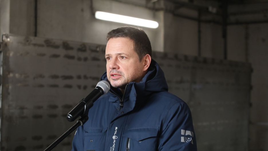Warszawa, 30.11.2023. Prezydent m.st. Warszawy Rafał Trzaskowski podczas konferencji prasowej, dotyczącej budowy kolektora Wiślanego w Warszawie, 30 bm. w budynku komory kolektora Wiślanego przy ul. Wybrzeże Gdyńskie. (mr) PAP/Albert Zawada