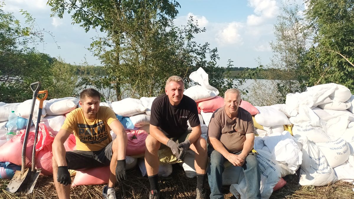 Mieszkańcy Chwałowa bronią swojej miejscowości przed wielką wodą