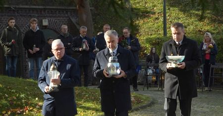 Przed Ścianą Śmierci w Forcie VII w Poznaniu w niedzielę zapłonęły znicze pamięci