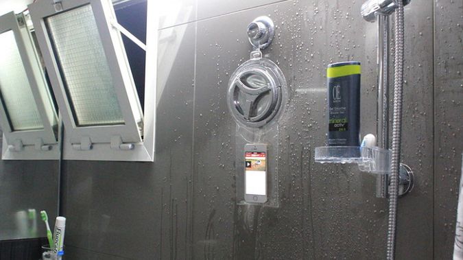 HOYO. Ze smartfonem pod prysznic 1