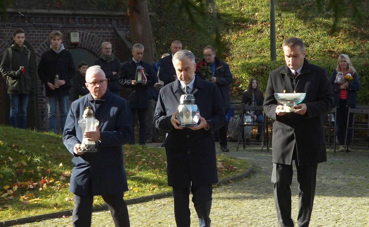 Przed Ścianą Śmierci w Forcie VII w Poznaniu w niedzielę zapłonęły znicze pamięci