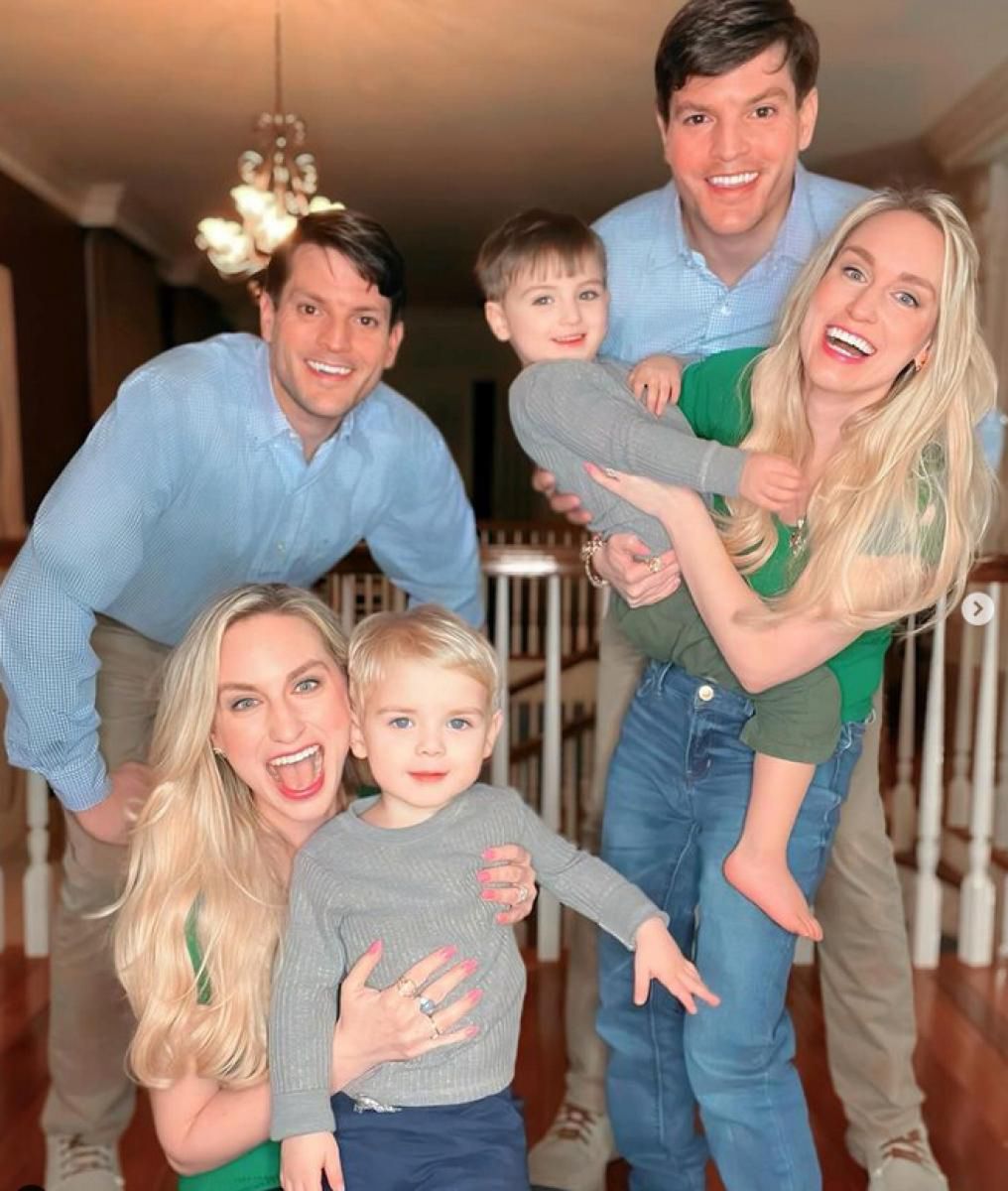 Brittany i Briana Deane z mężami i dziećmi