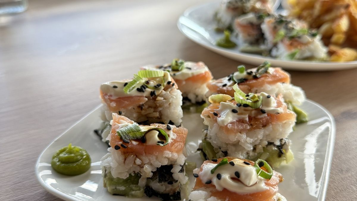 Pokrojony tort sushi na talerzyku