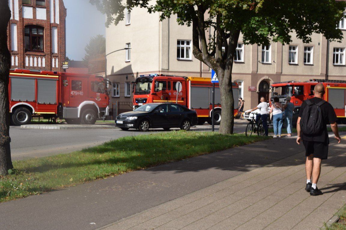 Lębork: Pożar w hurtowni. Na miejscu 7 jednostek straży pożarnej. "To pożar ukryty, jest duże zadymienie"