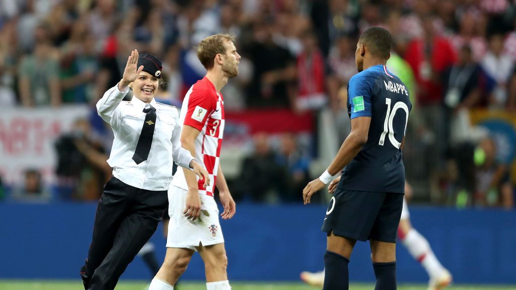 Zdjęcie okładkowe artykułu: Getty Images / Clive Rose / Na zdjęciu: jedna z fanek próbuje przybić piątkę z piłkarzami