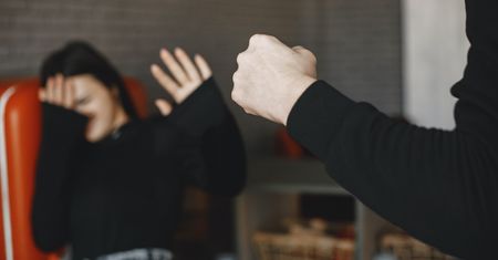 Kobieta z dwójką dzieci trafiła na bruk. Partner znęcał się nad nimi od dawna