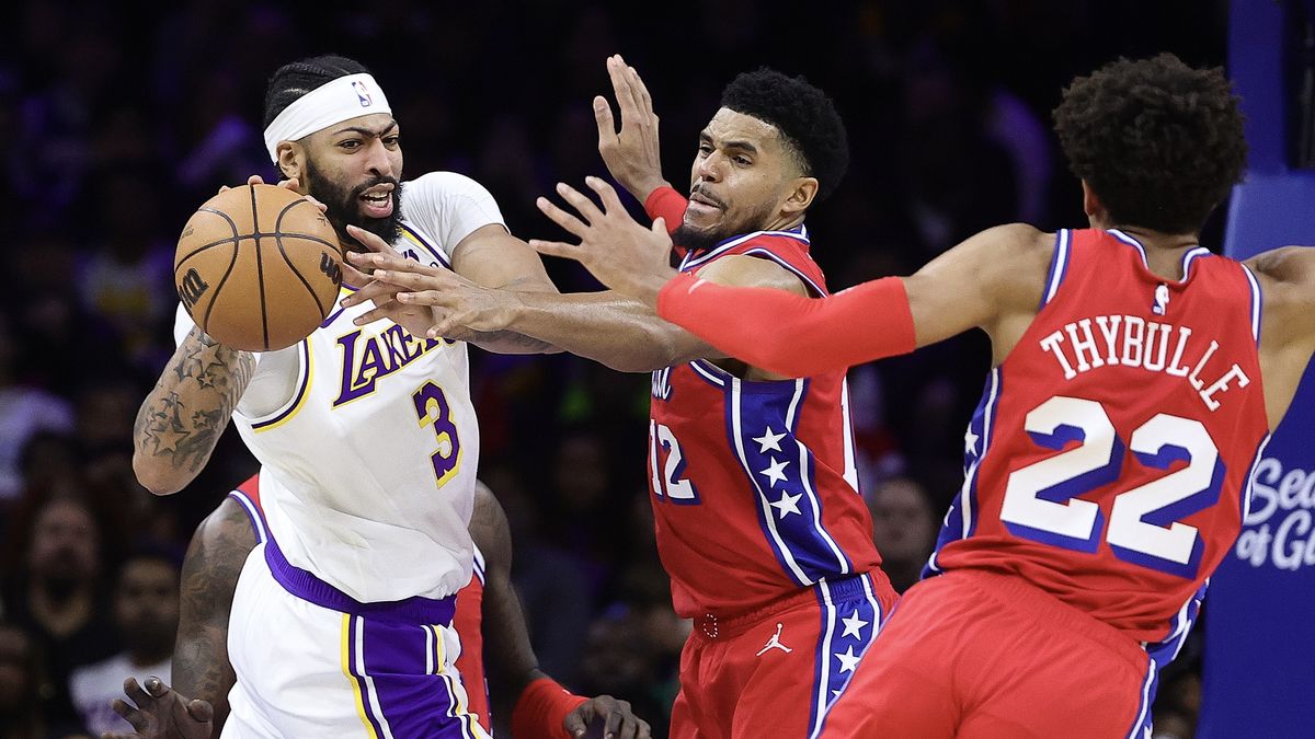 Getty Images / Tim Nwachukwu / Na zdjęciu: Anthony Davis (z lewej) i Tobias Harris