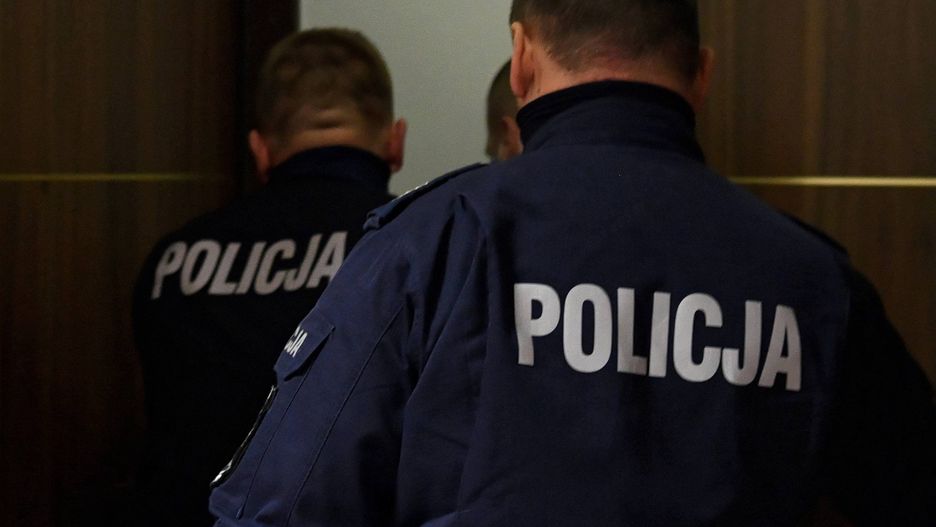 policjanci
Tarnobrzeg, 03.02.2021. Policjanci w S�dzie Rejonowym w Tarnobrzegu, 3 bm. (dd/doro) PAP/Darek Delmanowicz
Darek Delmanowicz
s�d, rejonowy, wokanda, wymiar, temida, sala, rozpraw, rozprawa, s�dzia, oskar�ony, apelacja, oskar�enie, paragraf, paragrafy, podejrzany, podejrzana, ilustracja, ilustracje, policja, policjanci