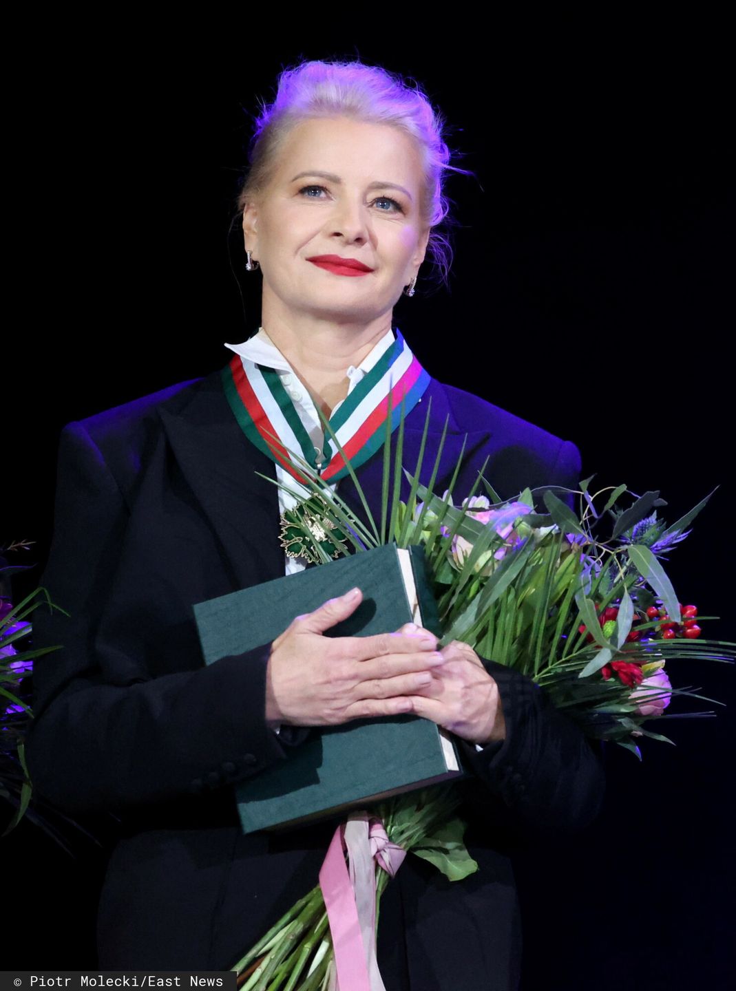 Małgorzata Kożuchowska odbiera medal z rąk ministra kultury
