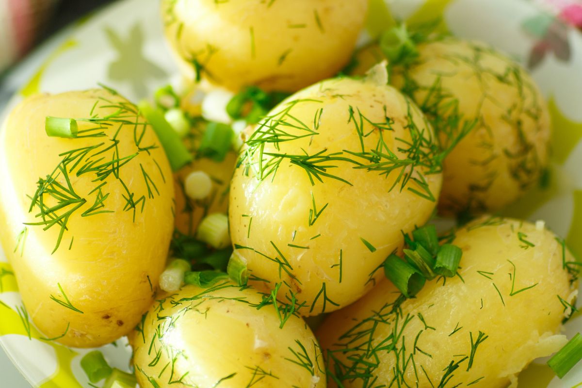 Chętnie posypujemy nim ziemniaki i jajka, myśląc, że jest zdrowy. Jak faktycznie wpływa na ciało?