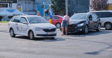 Kolizja na skrzyżowaniu w centrum. Przemknął na czerwonym, zderzył się z peugeotem