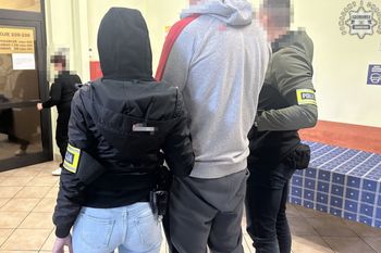 Napadł na 32-latkę i zerwał z niej ubranie. Nikt nie reagował