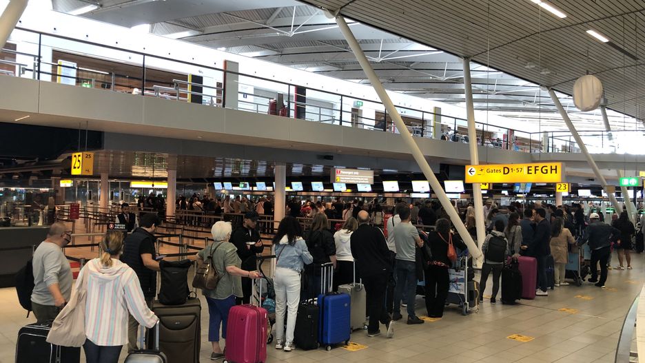 Kolejka na lotnisku w Amsterdamie 