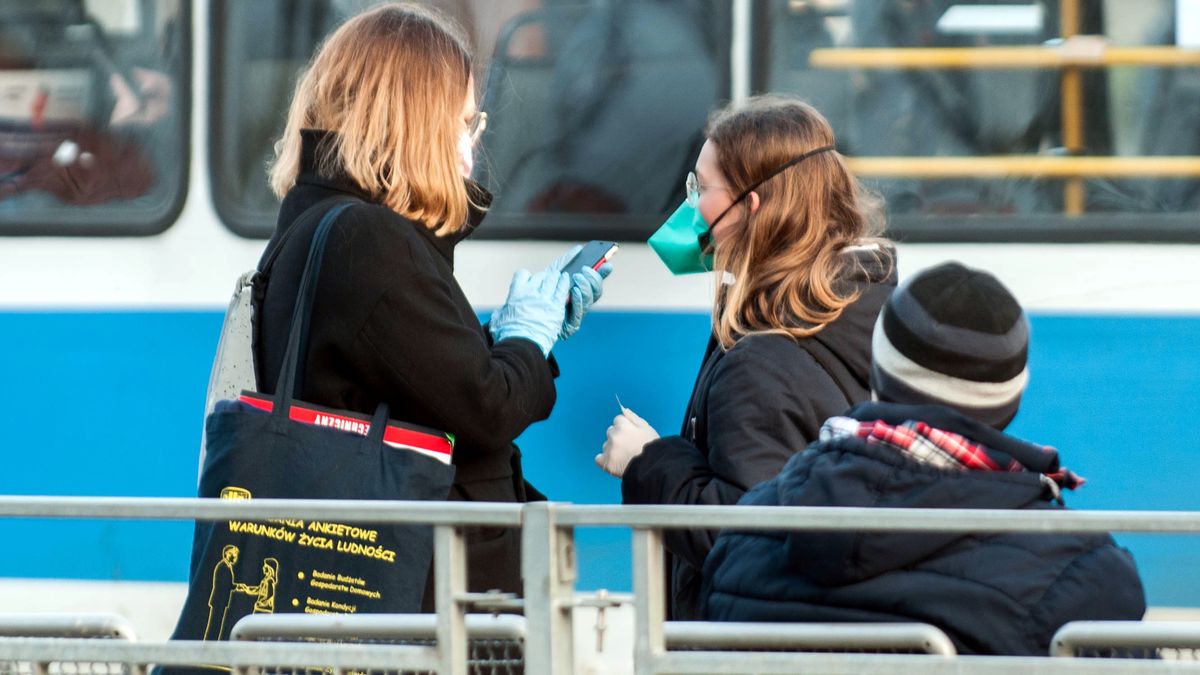 Ludzie tłoczący się na przystankach i brak miejsc w tramwajach. Tak może to wyglądać, jeśli rząd nie złagodzi obostrzeń dotyczących komunikacji miejskiej
