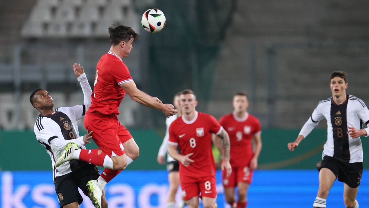 PAP/EPA / Christopher Neundorf / Na zdjęciu: Ariel Mosór w walce o piłkę z Youssoufą Moukoko