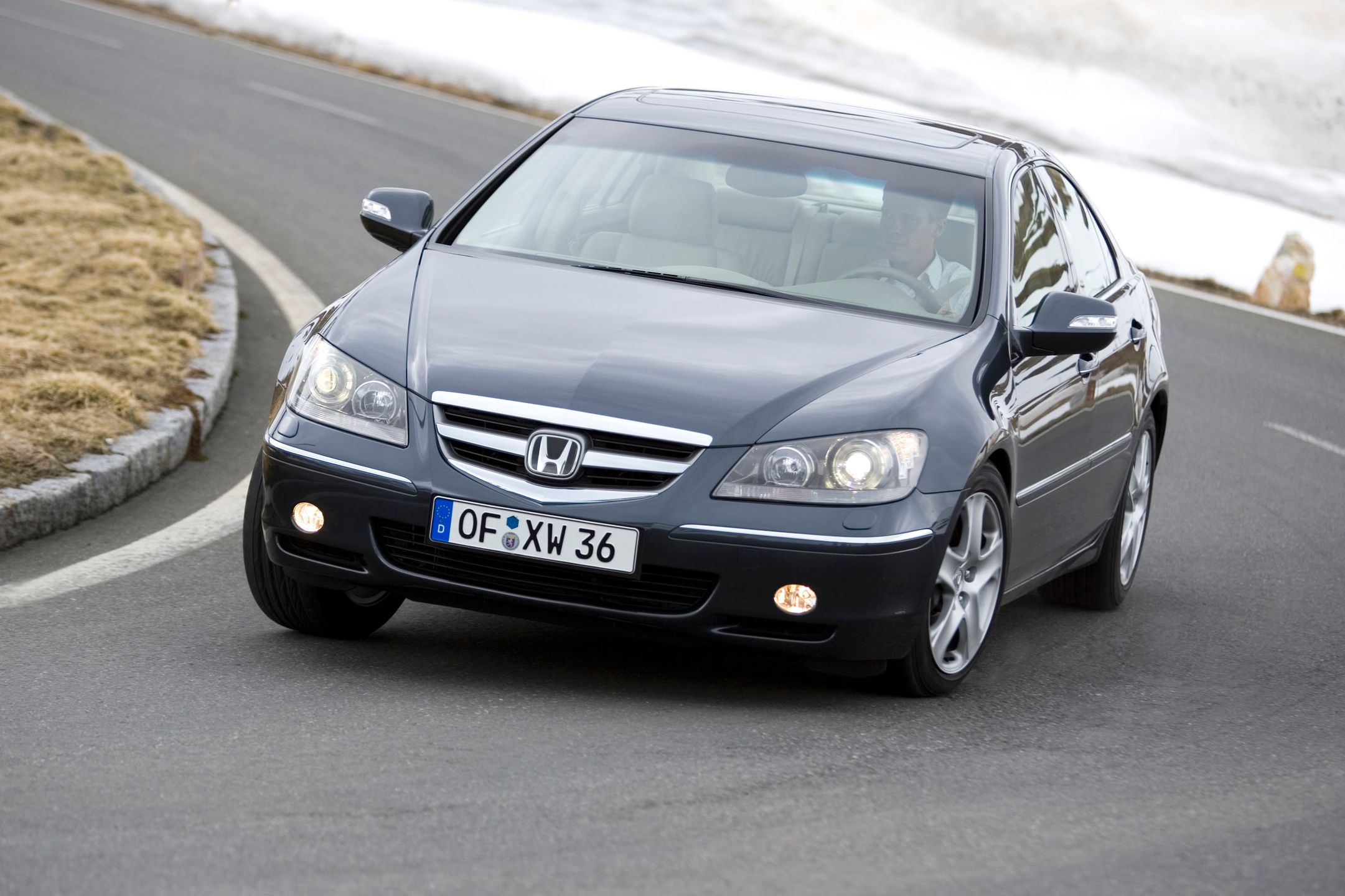 Honda Legend skręca jak mało które auto w tym czasie. Trzeba tylko zmienić technikę jazdy, by wykorzystać jej napęd.