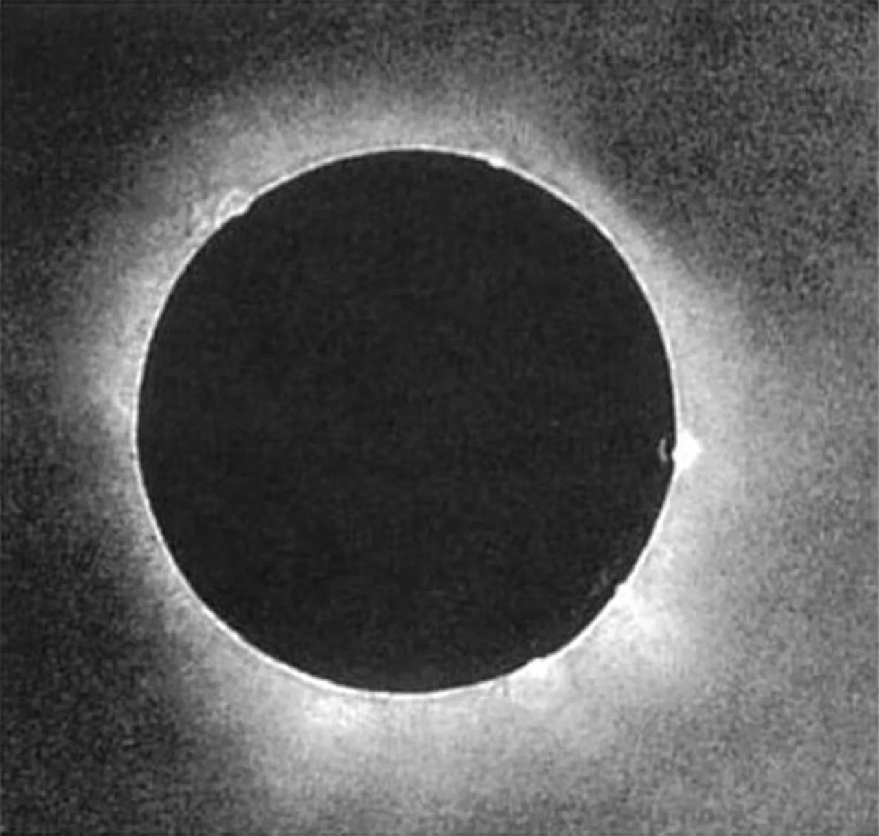 Pierwsze zdjęcie całkowitego zaćmienia Słońca. Czy wiesz, kiedy powstało?
