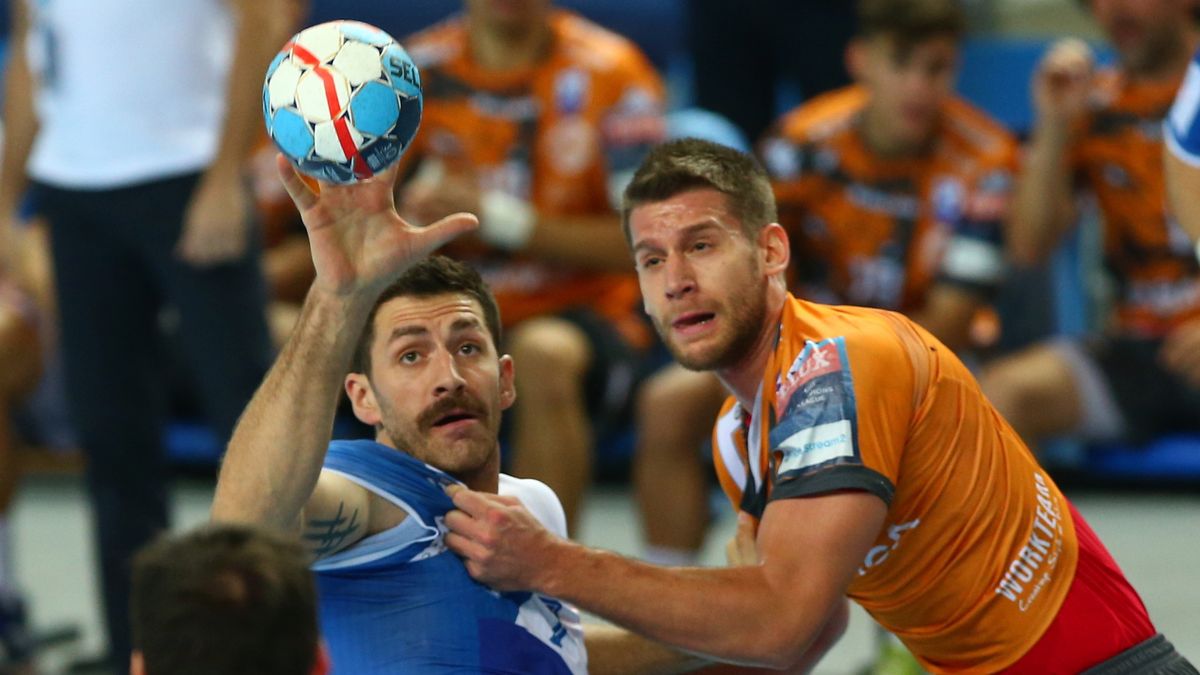 PAP / Piotr Augustyniak / Na zdjęciu: zawodnik Orlenu Wisły Płock Dan Racorea (z lewej) i Ivan Mosic (z prawej) z Abanca Ademar Leon