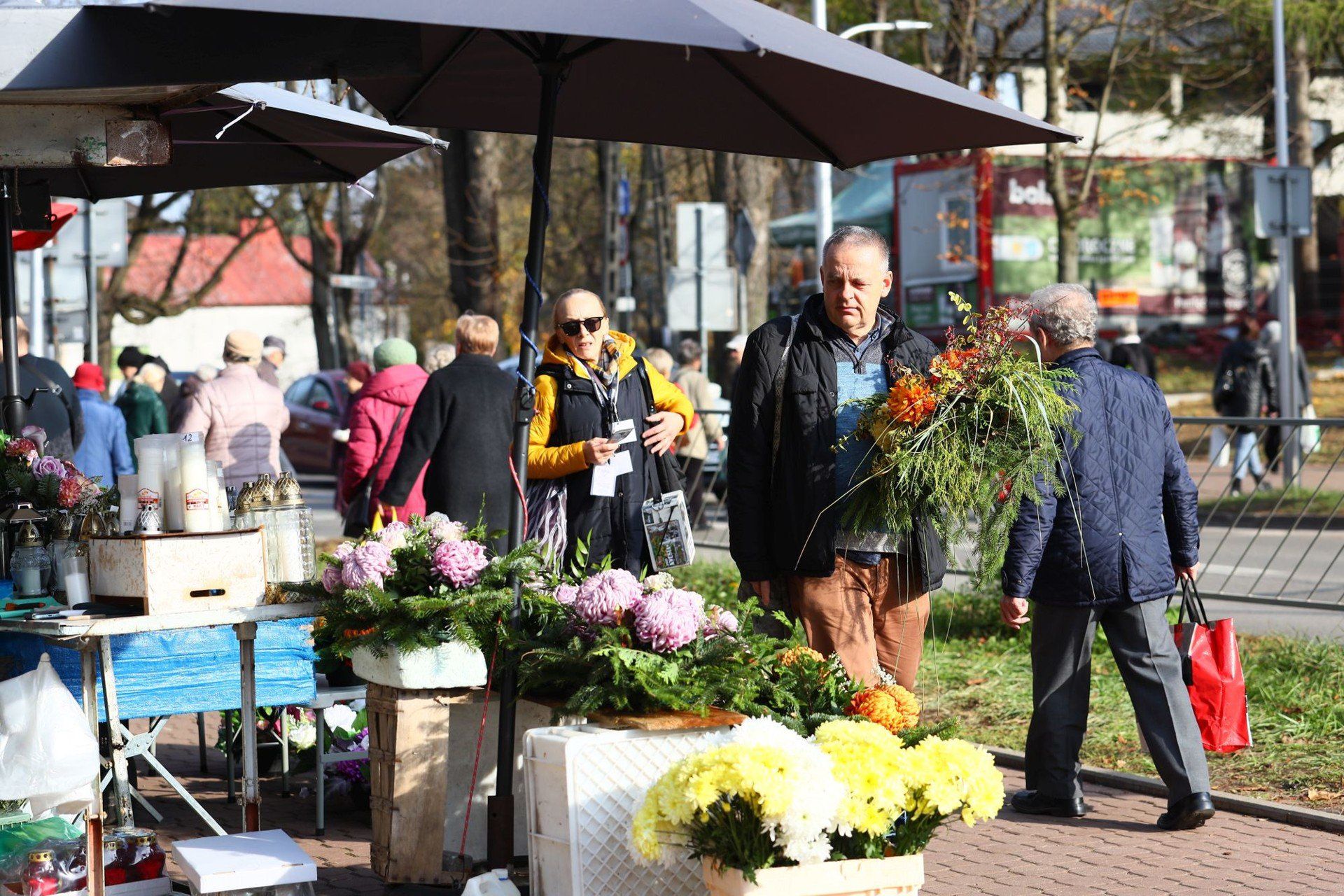 Była to też okazja do kupienia pięknych chryzantem i zniczy.