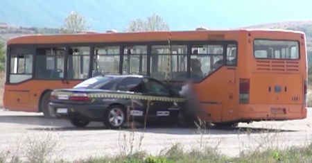 Rozpędzili omegę do 200 km/h i uderzyli nią w autobus. Został tylko bagażnik