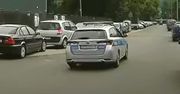 Policjant najpierw trąbił, a potem przepraszał. Nagranie z Krakowa robi furorę