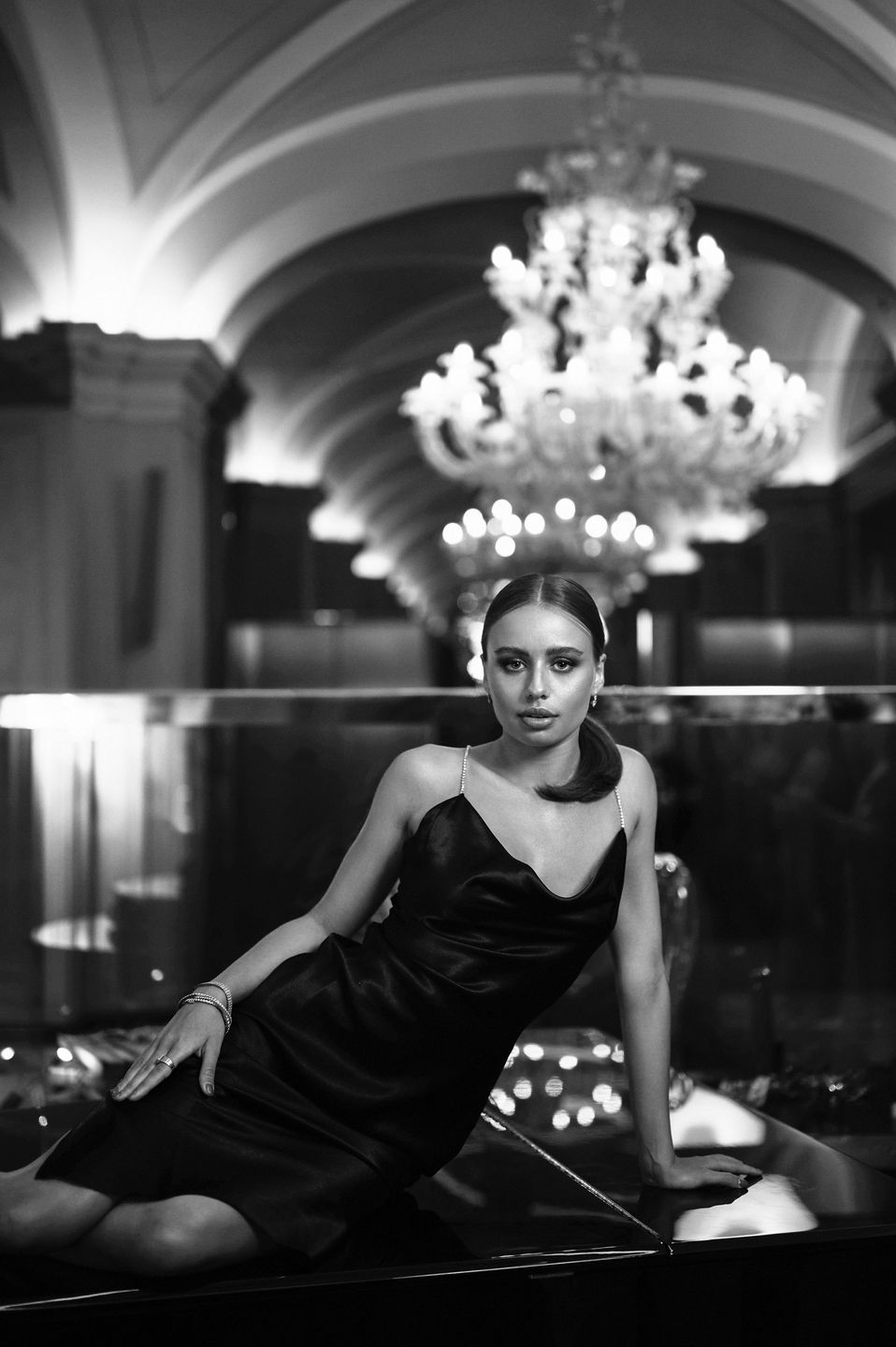 Oliwia Bieniuk na zdjęciach inspirowanych stylistyką Helmuta Newtona