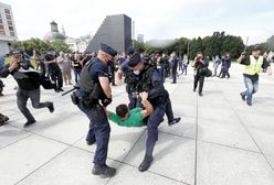 Gorąco przed pomnikiem smoleńskim. Interwencja wojska i policji