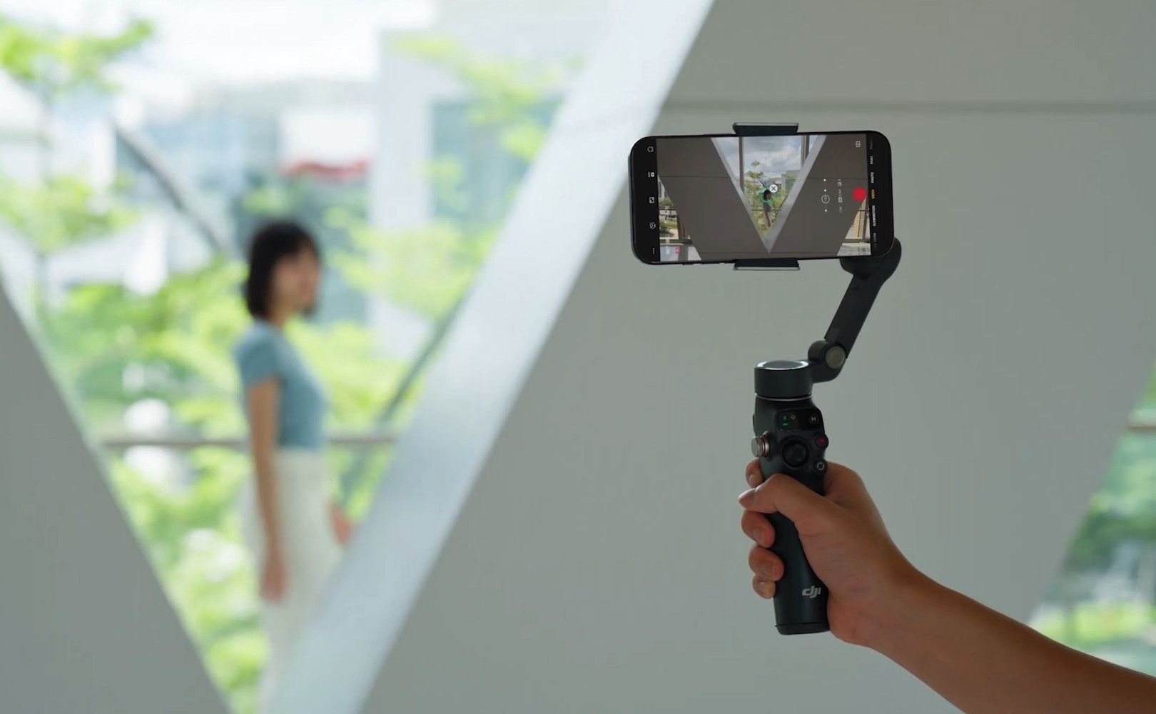 DJI Osmo Mobile 8 oficjalnie. Gimbal z Apple DockKit, obrotem 360 stopni i mocniejszym magnesem