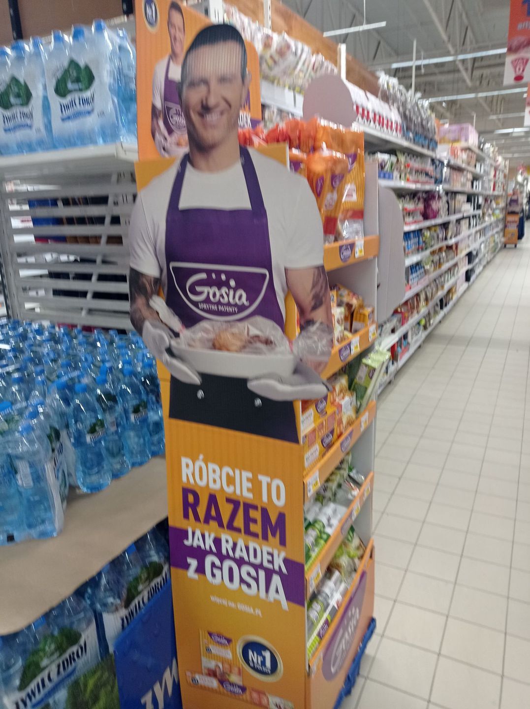 Stand reklamowy z Radosławem Majdanem w jednym z wielkopowierzchniowych sklepów