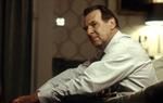 Tom Wilkinson śledzi Jaia Courtneya