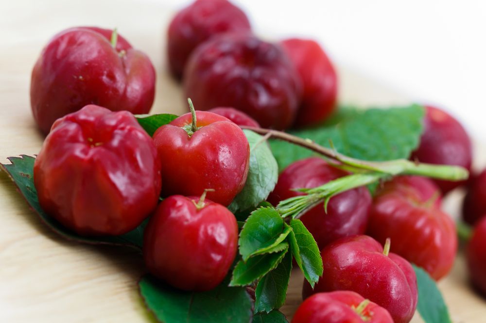Acerola to najmodniejszy owoc sezonu. Jest w lekach, syropach a nawet… kiełbasie