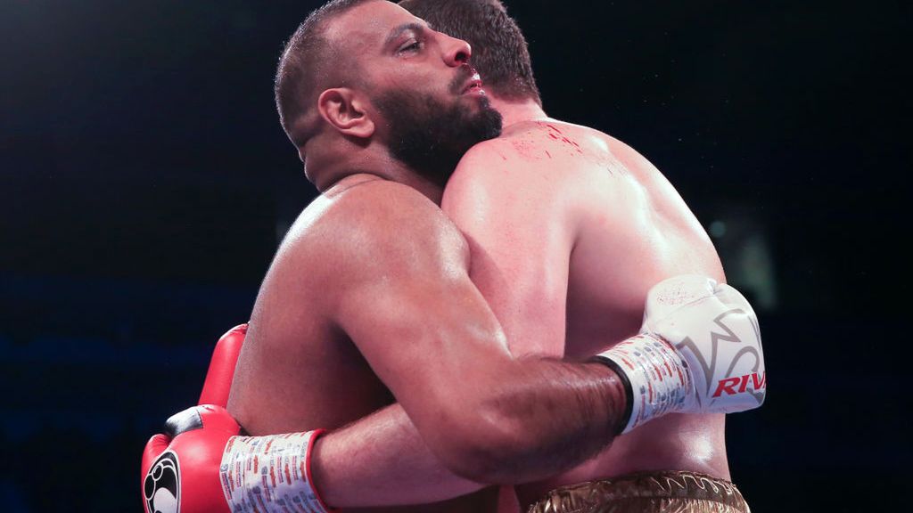 Kash Ali (na pierwszym planie) w walce z Davidem Price'em