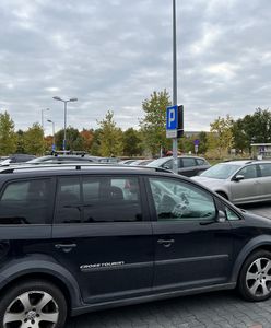 Kary za parkowanie przed sklepem. Płacić? Prawniczka wyjaśnia