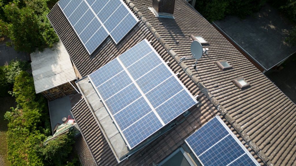 Panele słoneczne zamontowane na jednym z domów w Getyndze, w Niemczech