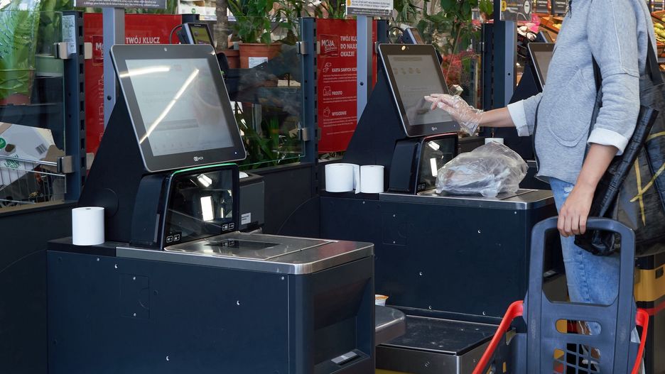 Kasa samoobsługowa okazała się narzędziem oszustwa pewnej 20-latki z Wrocławia