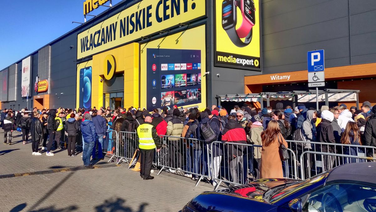 RTX DAY w Media Expert09.10.2021 Warszawa, RTX DAY - promocyjna sprzedaz kart graficznych RTX w sklepie Media Expert przy ul. Lopuszanskiej 22. Kolejka czekala na otwarcie sklepu przez cala noc. Fot Tomasz Jastrzebowski/REPORTERTomasz Jastrzebowski/REPORTER