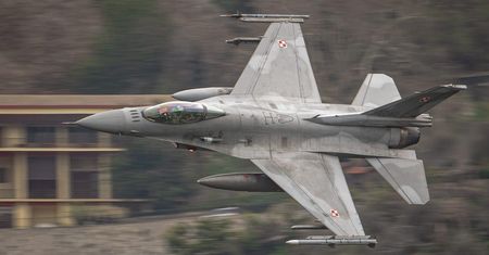 Ściągają samoloty z całego świata. Nie zabraknie polskich F-16