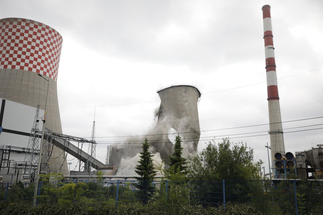 Duży wybuch w Będzinie - ZDJĘCIA. Wyburzono ostatnią chłodnię kominową na terenie Elektrowni Łagisza. Runęła w kilka sekund