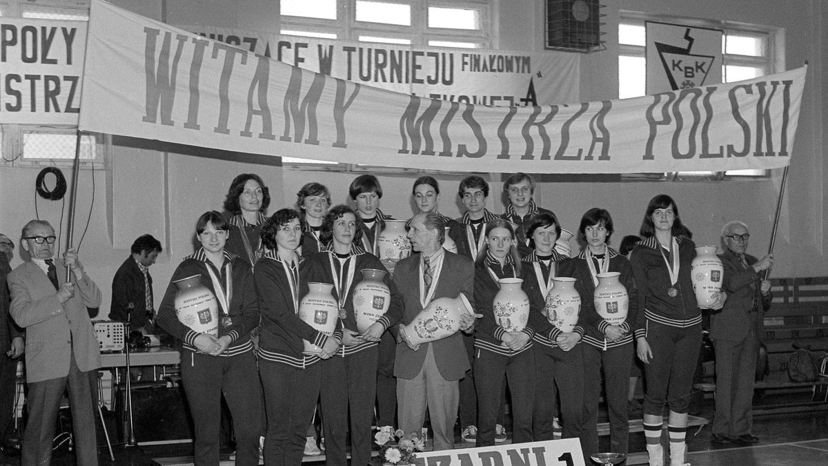 Zygmunt Krzyżanowski (w środku) za przemyt w PRL zapłacił posadą selekcjonera siatkarek