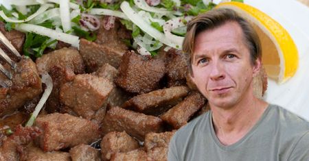Okrasa nie moczy wątróbki w mleku. Ma na nią taki sposób, że rozpływa się w ustach