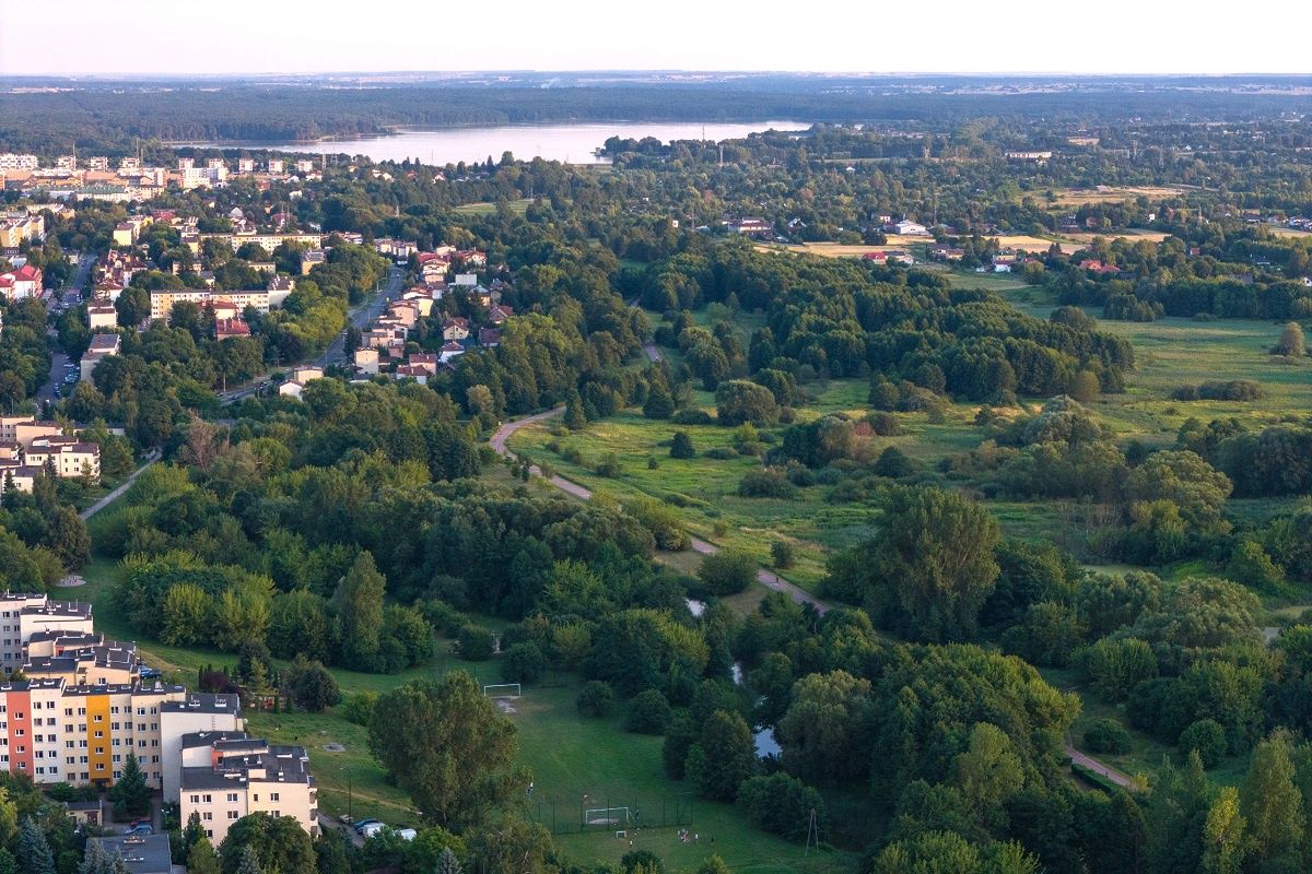 Widok z drona na dolinę rzeki Bystrzycy, na pierwszym planie osiedle Łąkowa