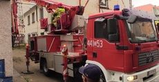 Dolnośląskie. Policjanci i strażacy uratowali 94-letnią kobietę