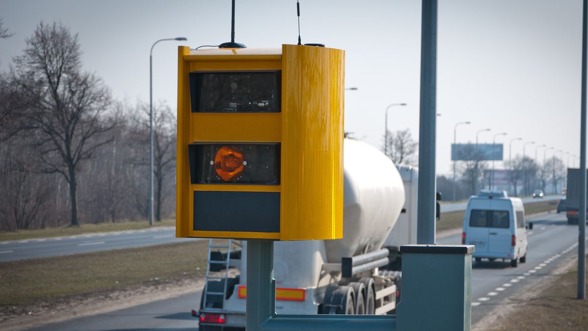 Większość radarów w Polsce nie rozróżnia prędkości dwóch aut ze zdjęcia