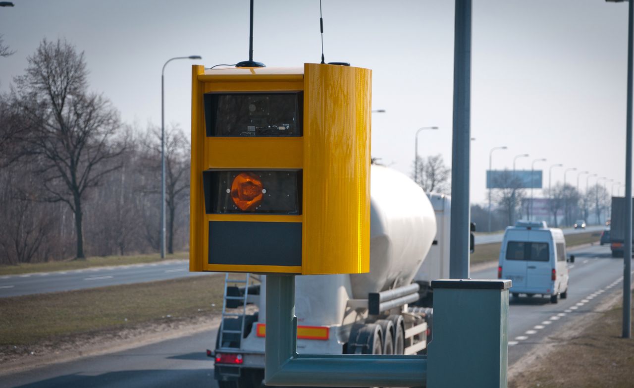 Większość radarów w Polsce nie rozróżnia prędkości dwóch aut ze zdjęcia