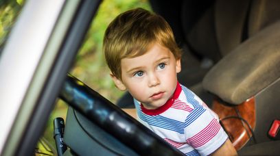 8-latek kierował auto? Został zmuszony przez matkę